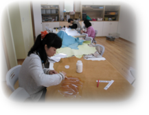 革製品制作中、ひとつひとつていねいに 革製品制作中、ひとつひとつていねいに